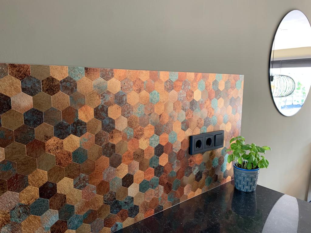 Isodeco Zelfklevende Mozaïek Steenstrip Hexagon Goud Groen Geplaat