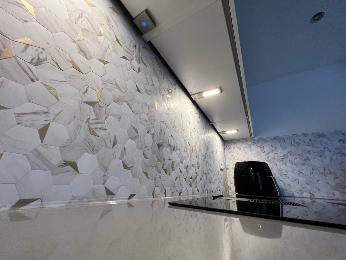 Isodeco Zelfklevende Mozaïek Steenstrip Hexagon Goud Wit Marmer