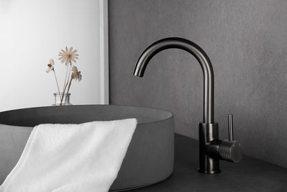 Ribbd wastafelkraan met draaibare uitloop en coldstart gunmetal PVD