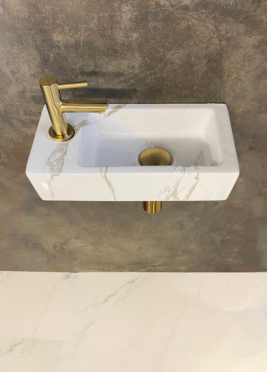 Wiesbaden fonteinset Rhea S mini met fontein links carrara, kraan, sifon en afvoerplug geborsteld messing