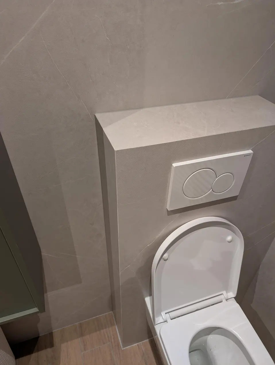 Isodeco SPC Marmer Plaat Wandpaneel Carrara Nikè Mat Taupe Wit